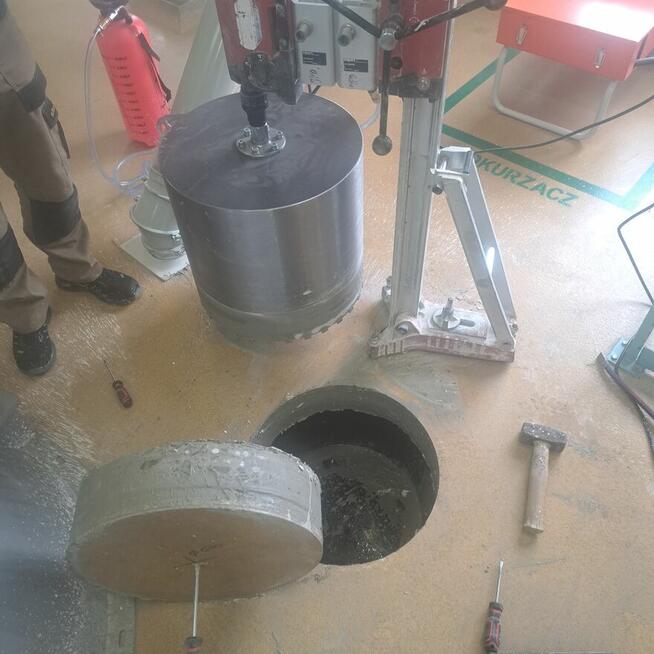 PRZEWIERTY W BETONIE