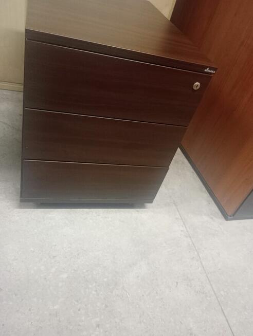 Kontenerek pod biurko przybornik brąz jezdny na kółkach