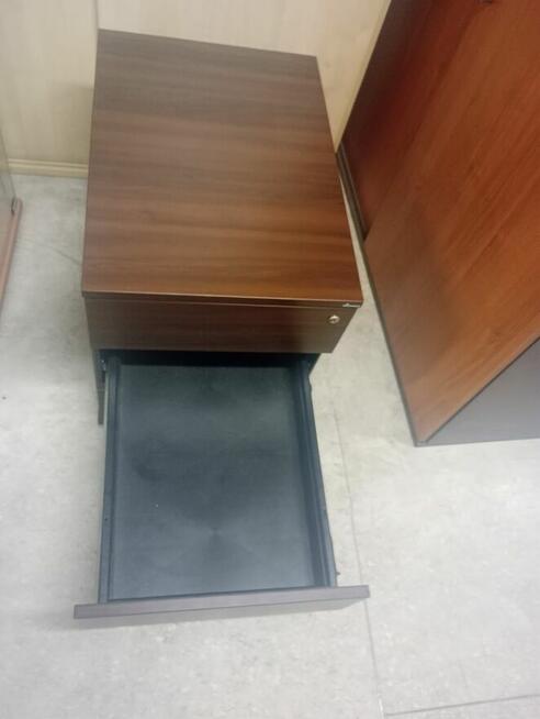 Kontenerek pod biurko przybornik brąz jezdny na kółkach