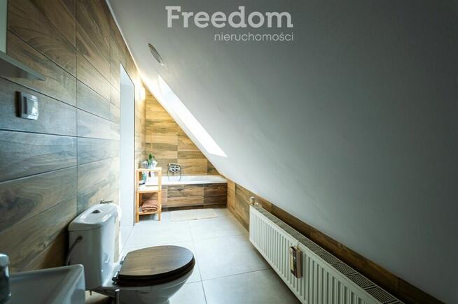 Dom z budynkiem gospodarczym w Białej