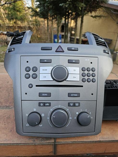 Radio z wyswietlaczem panel klimy i maskownica opel zafira B