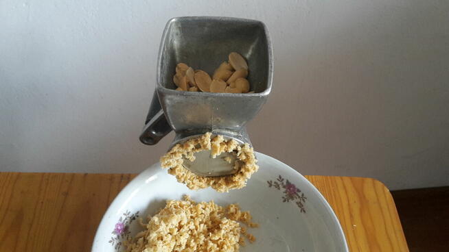 Maszynka ręczna do mielenia orzechów, arachidów - Śląsk