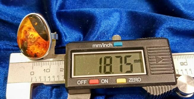 Pierścionek Srebrny z Bursztynem Roz.19/18,75mm