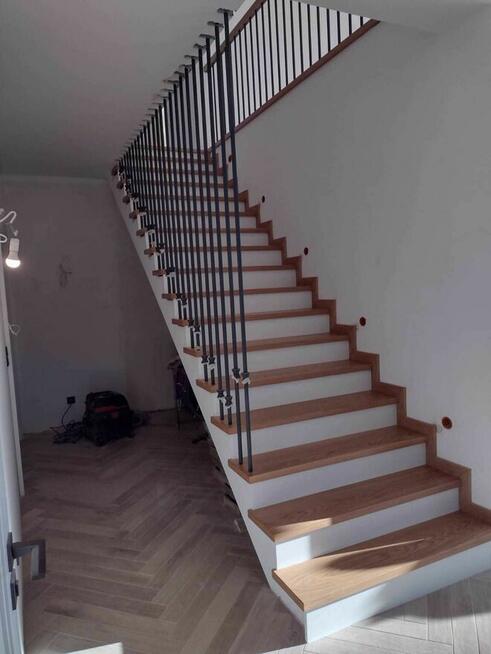 Schody, balustrady, stopnie schodowe.