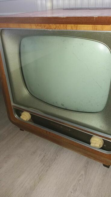 Stary zabytkowy telewizor