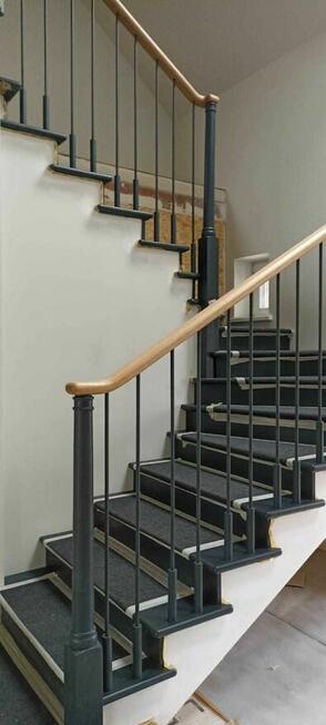 Schody, balustrady, stopnie schodowe.