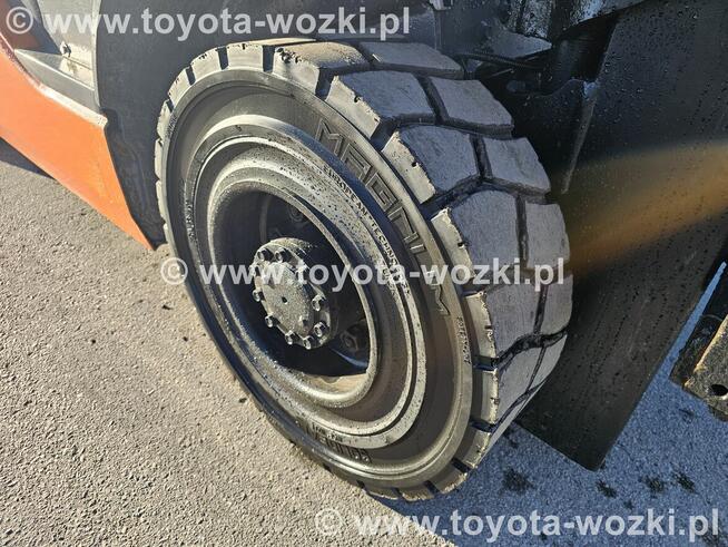 Wózek Widłowy TOYOTA 8FD25 Kabina , Wolny skok TOYOTA 8FDF25