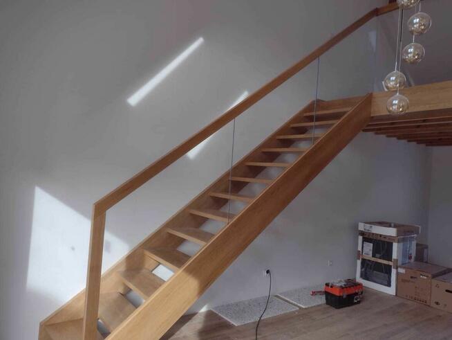 Schody, balustrady, stopnie schodowe.