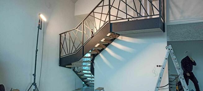 Schody, balustrady, stopnie schodowe.