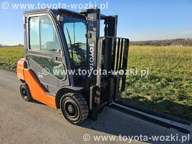 Wózek Widłowy TOYOTA 8FD25 Kabina , Wolny skok TOYOTA 8FDF25