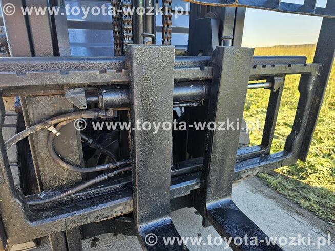 Wózek Widłowy TOYOTA 8FD25 Kabina , Wolny skok TOYOTA 8FDF25