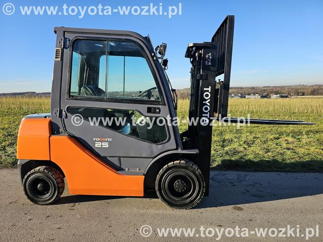 Wózek Widłowy TOYOTA 8FD25 Kabina , Wolny skok TOYOTA 8FDF25