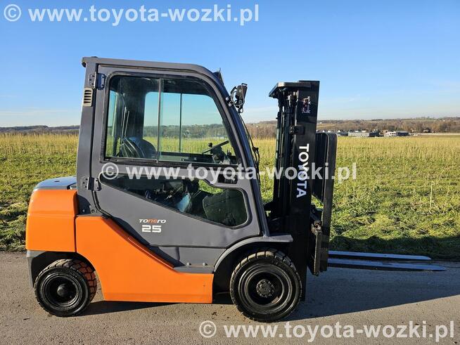 Wózek Widłowy TOYOTA 8FD25 Kabina , Wolny skok TOYOTA 8FDF25