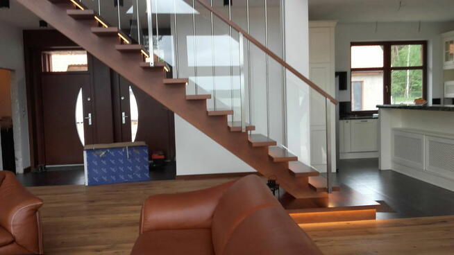 Schody, balustrady, stopnie schodowe.