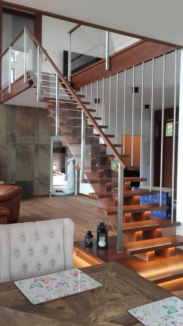 Schody, balustrady, stopnie schodowe.