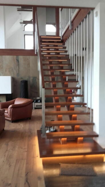 Schody, balustrady, stopnie schodowe.