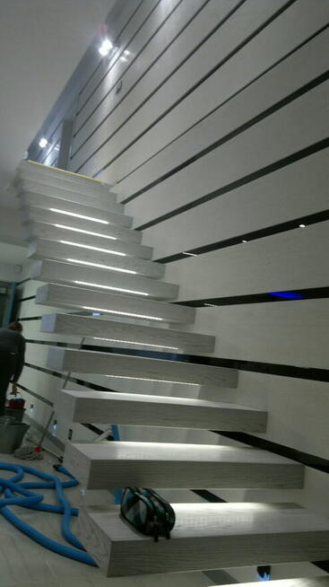 Schody, balustrady, stopnie schodowe.