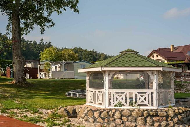 Domki z własną linią brzegową pomostem i łódką blisko do