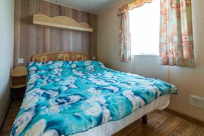 Domki z własną linią brzegową pomostem i łódką blisko do