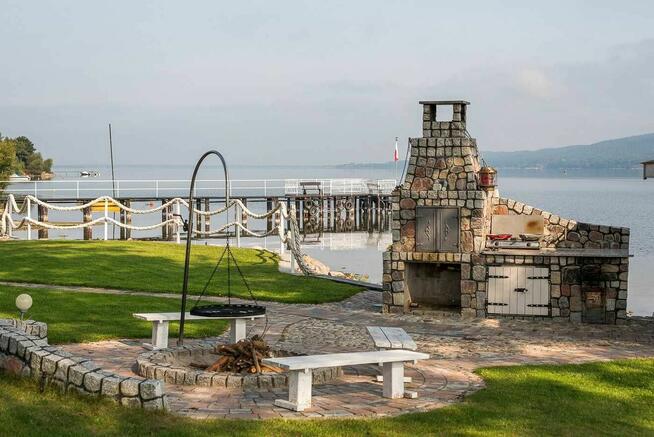 Dom z własną linią brzegową prywatnym pomostem i slip