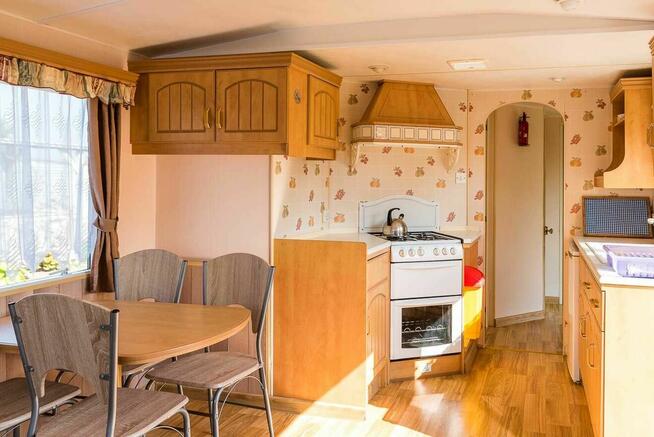 Domki z własną linią brzegową pomostem i łódką blisko do