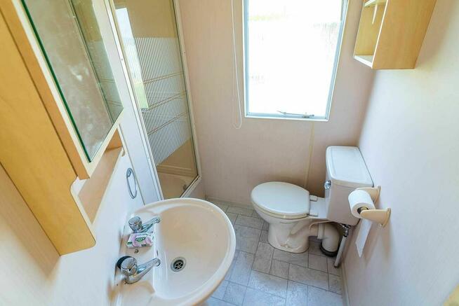 Domki z własną linią brzegową pomostem i łódką blisko do