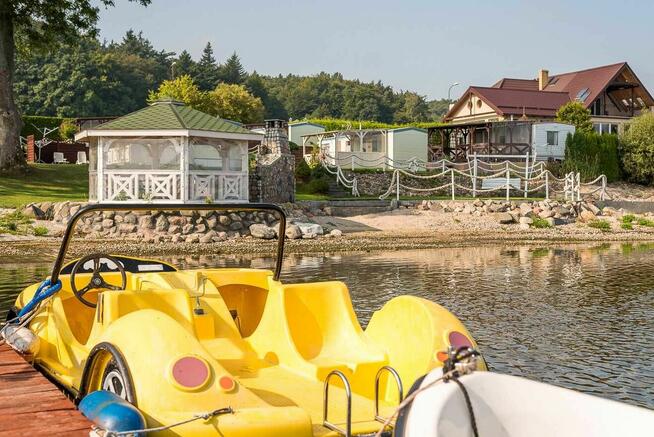 Domki z własną linią brzegową pomostem i łódką blisko do