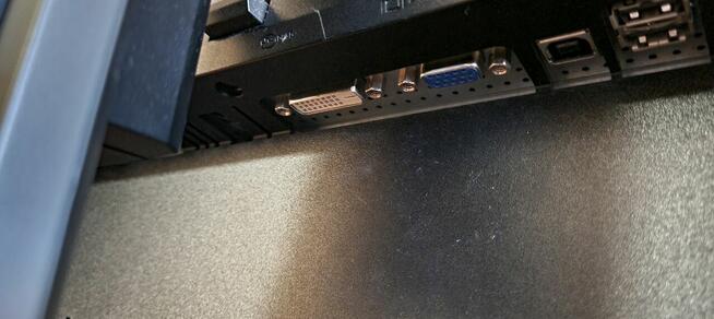 Profesjonalny monitor Dell 2209WA - używany, stan dobry