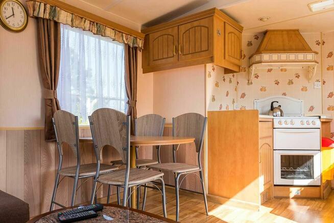 Domki z własną linią brzegową pomostem i łódką blisko do