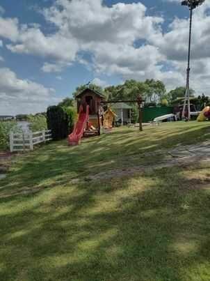 Domki z własną linią brzegową pomostem i łódką blisko do