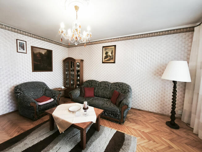 Mieszkanie z przestronnym wnętrzem, piwnicą i budynkiem gosp