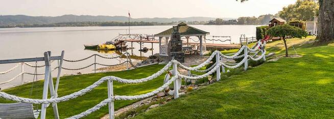 Dom z własną linią brzegową prywatnym pomostem i slip