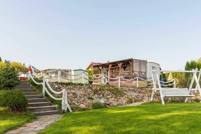 Domki z własną linią brzegową pomostem i łódką blisko do