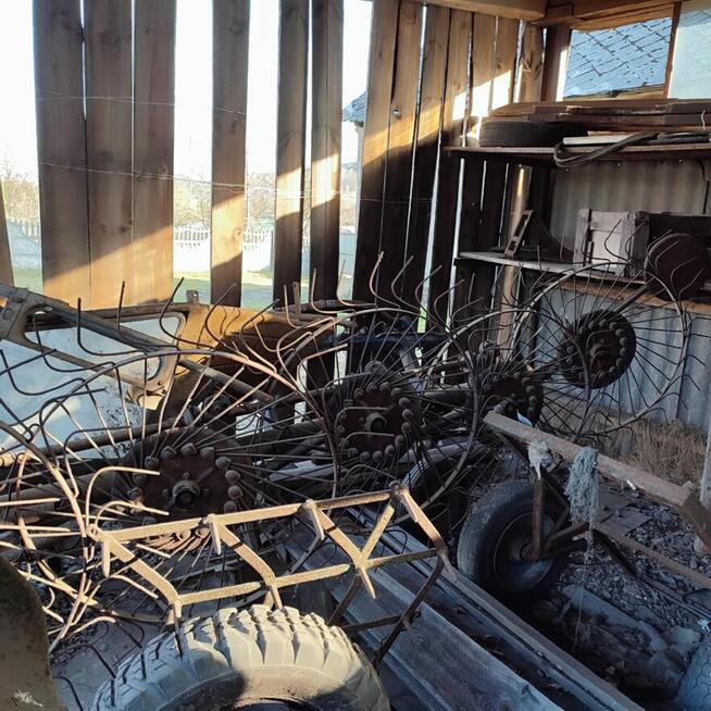 Przetrząsaczo-zgrabiarka kołowa