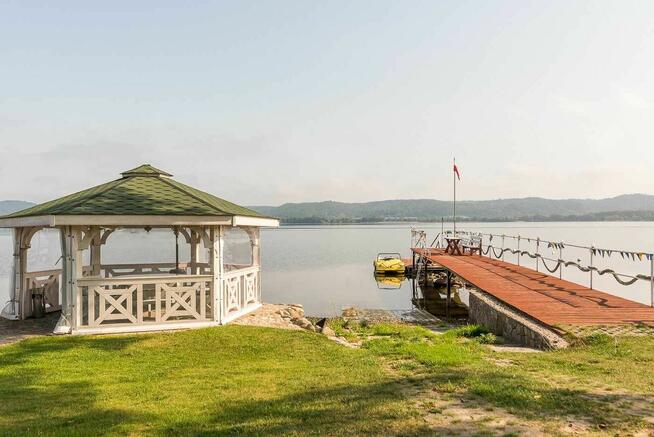 Domki z własną linią brzegową pomostem i łódką blisko do