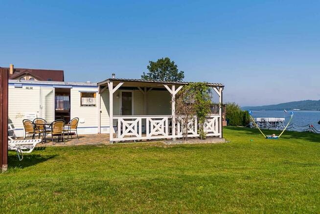 Domki z własną linią brzegową pomostem i łódką blisko do