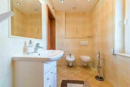 Dom z własną linią brzegową prywatnym pomostem i slip