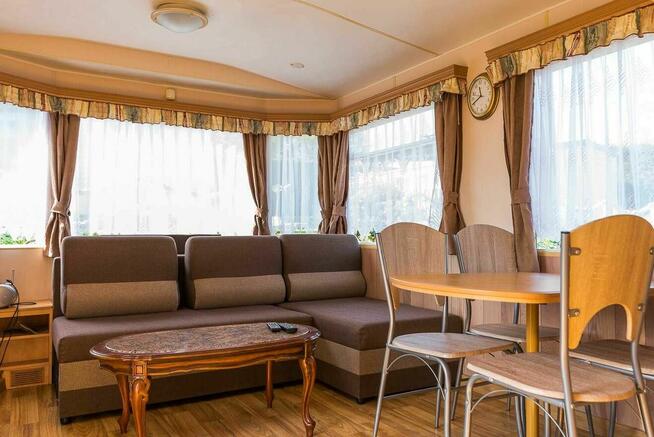 Domki z własną linią brzegową pomostem i łódką blisko do