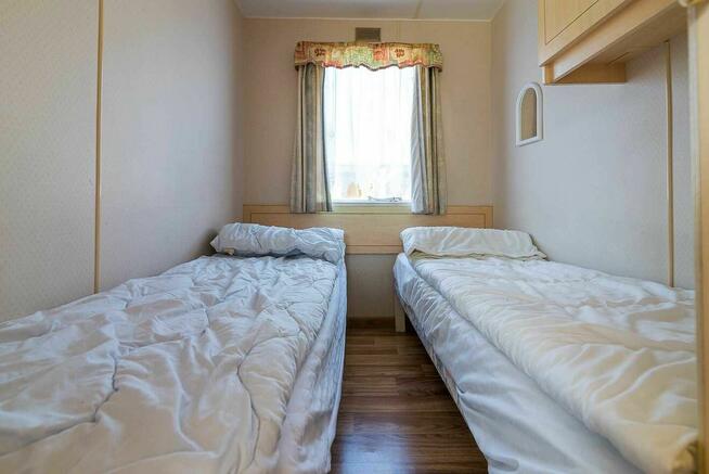 Domki z własną linią brzegową pomostem i łódką blisko do