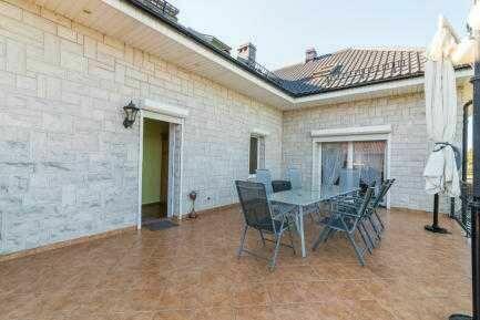 Dom z własną linią brzegową prywatnym pomostem i slip