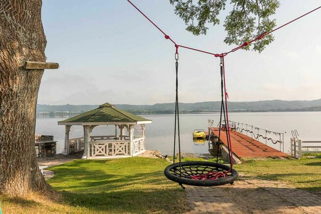 Domki z własną linią brzegową pomostem i łódką blisko do