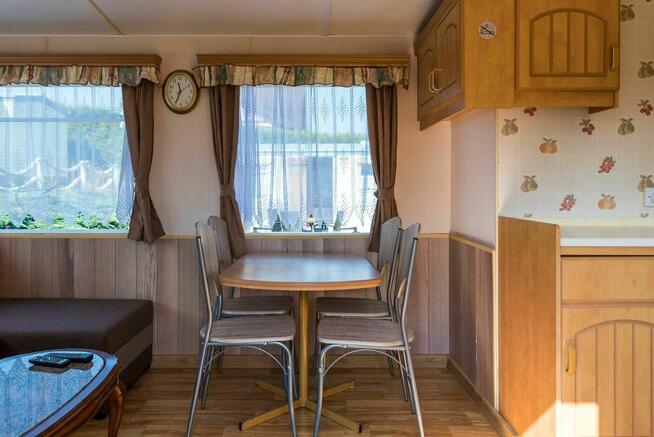 Domki z własną linią brzegową pomostem i łódką blisko do