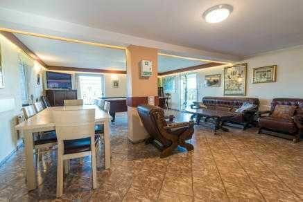 Dom z własną linią brzegową prywatnym pomostem i slip