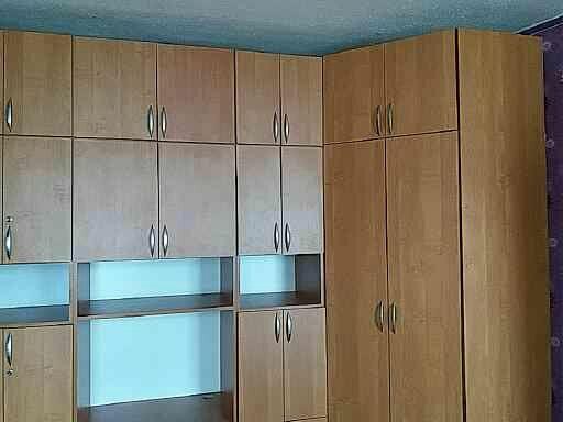 Składanie mebli z paczek.