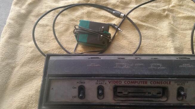 Stara konsola do gier. Joysticki. Wyprzedaz garazowa.
