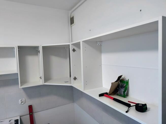 Składanie mebli z paczek.