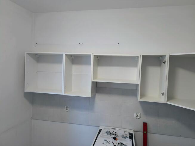 Składanie mebli z paczek.