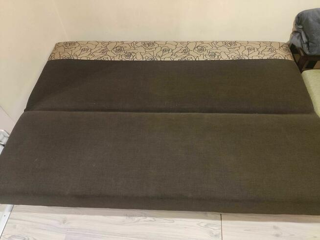 Rozkładana używana kanapa w dobrym stanie