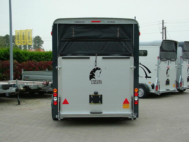 Przyczepa do przewozu koni, trzykonna.
