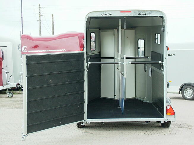 Przyczepa do przewozu koni dwukonna z wyjściem z przodu